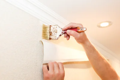 Pose de papier peint à Andres — revêtements muraux et toiles de verre